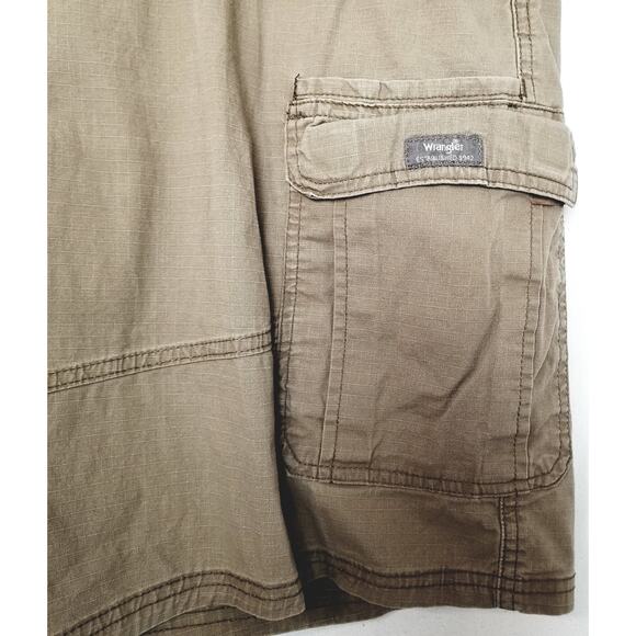 Wrangler Shorts Men's 42 Relaxed Fit Cargo Utility Khaki Flat 9 1/2" Inseam - Picture 2 of 8